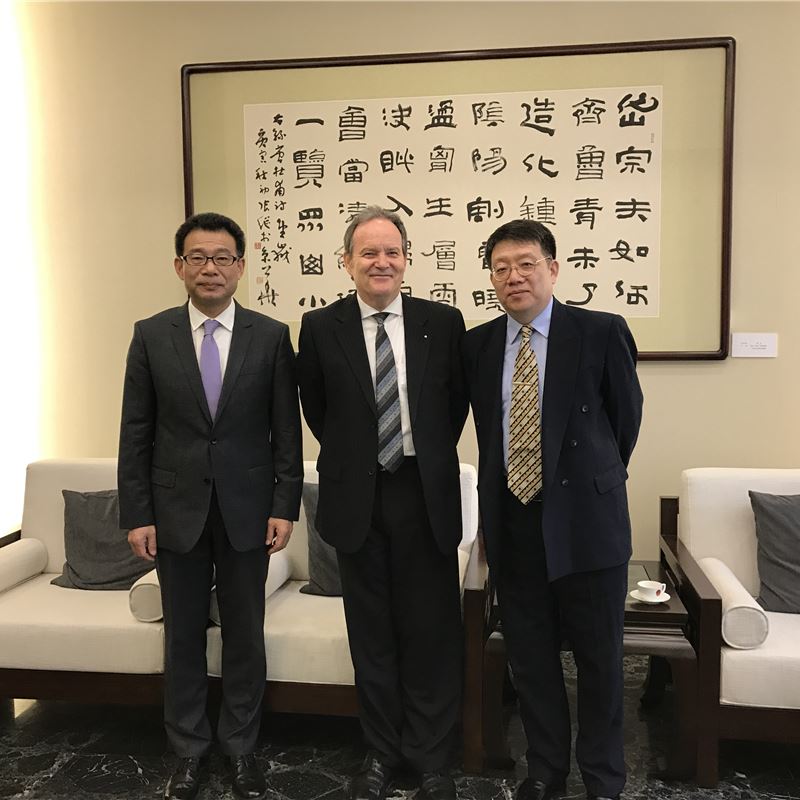 Mr Slesser visits the Chinese Consulate